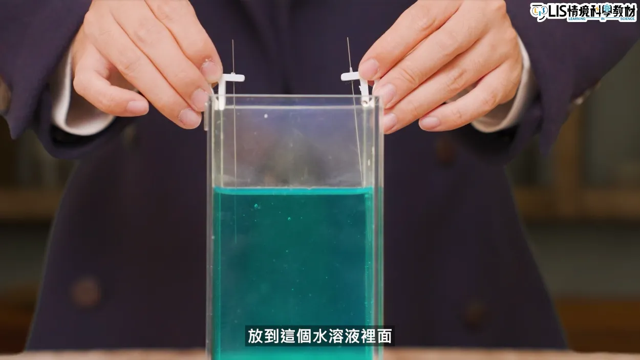 電解氯化銅的過程要加上兩端的電極